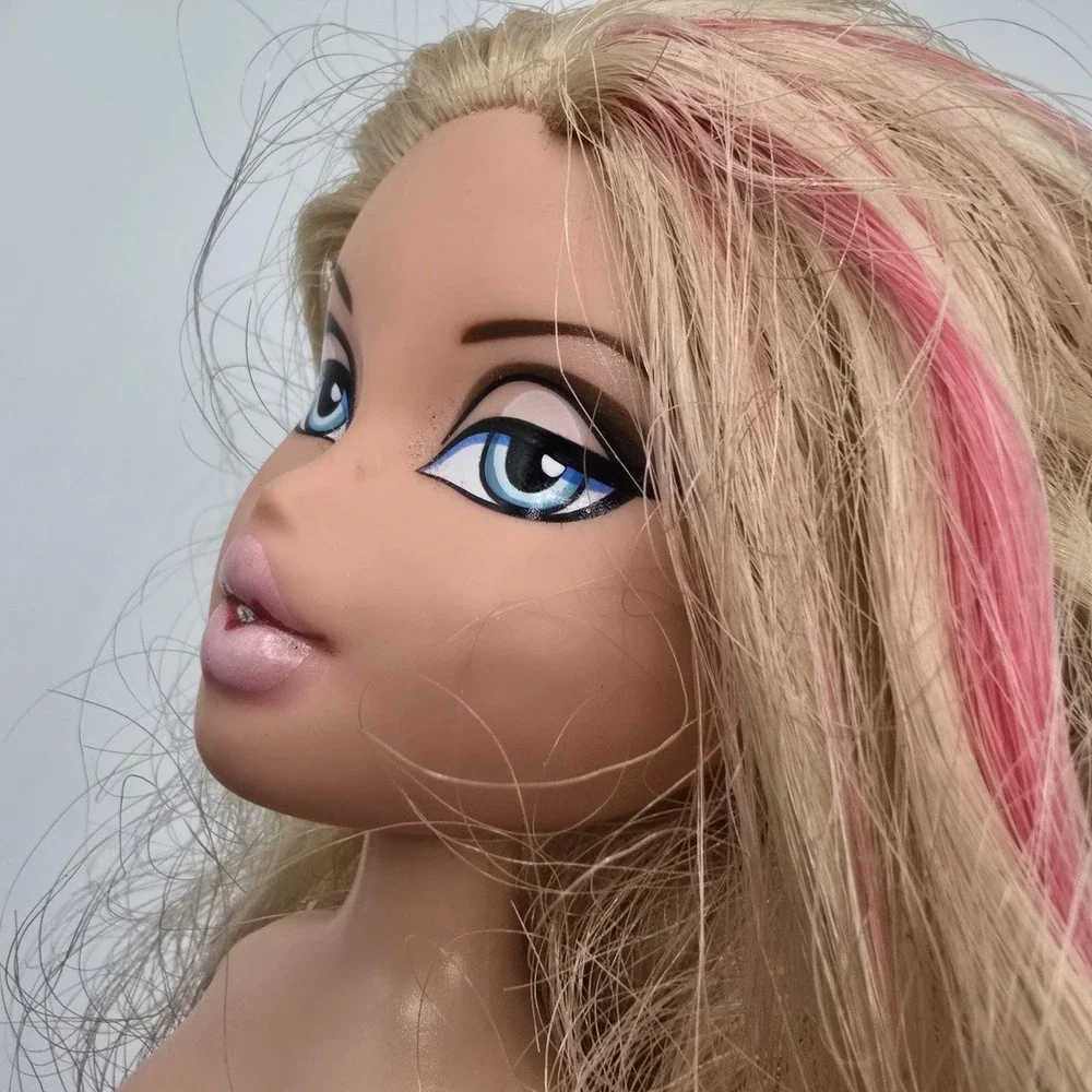 MGA BRATZ All Glammed Up Designer Streaks Cloe - Pink Hair Streaks - Nude